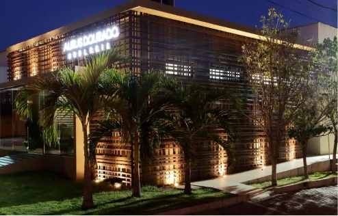 Fachada da Clínica Aurus Dourado Urologia à noite