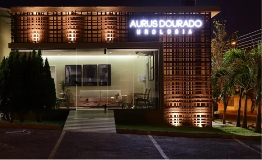 Entrada da Clínica Aurus Dourado com fachada de vidro