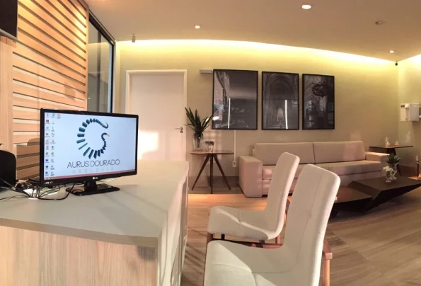 Sala de espera com ambiente acolhedor