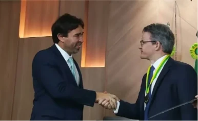Dr. Aurus Dourado recebendo premiação