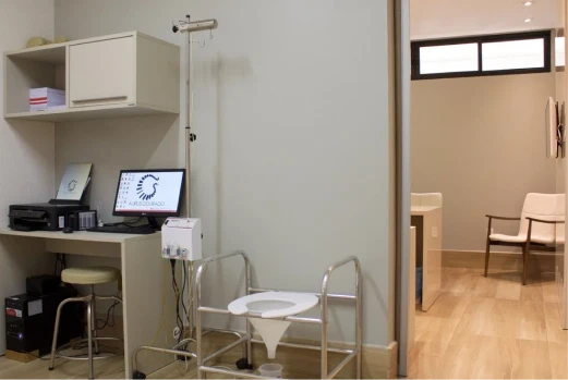 Sala de procedimentos equipada